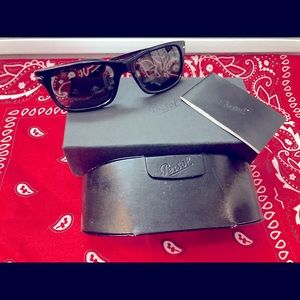 Persol sunglasses gloss black xcellent condition/ No scratches